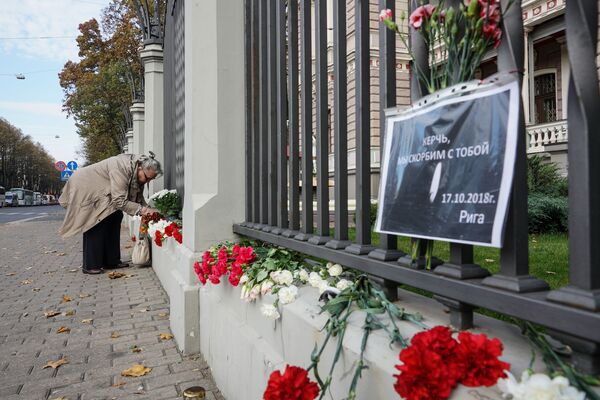 Трагедия в Керчи: ватники Латвии понесли цветы к неправильному посольству Трагедия в Керчи: ватники Латвии понесли цветы к неправильному посольству - Sputnik Латвия
