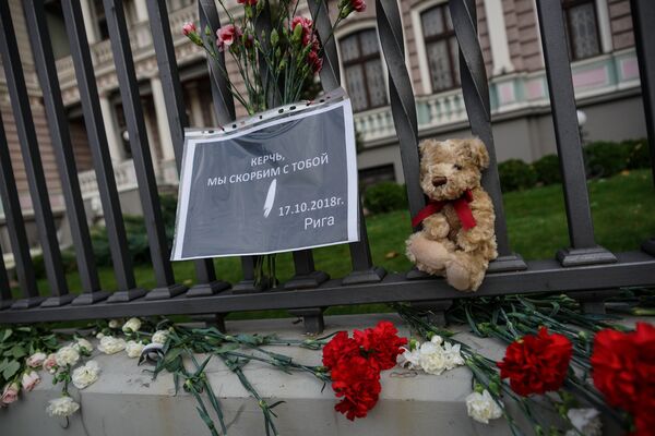 Жители Риги несут цветы к посольству России в память о погибших при нападении на керченский колледж - Sputnik Латвия