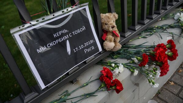 Rīgas iedzīvotāji noliek ziedus pie Krievijas vēstniecības Kerčas koledžā bojāgājušo cilvēku piemiņai - Sputnik Latvija