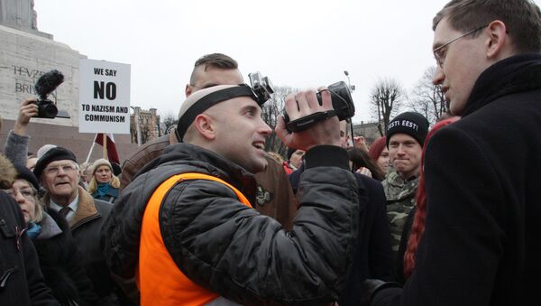 Британскому журналисту и блогеру Грэму Филлипсу работать не дали - его забрали в полицейский участок - Sputnik Латвия
