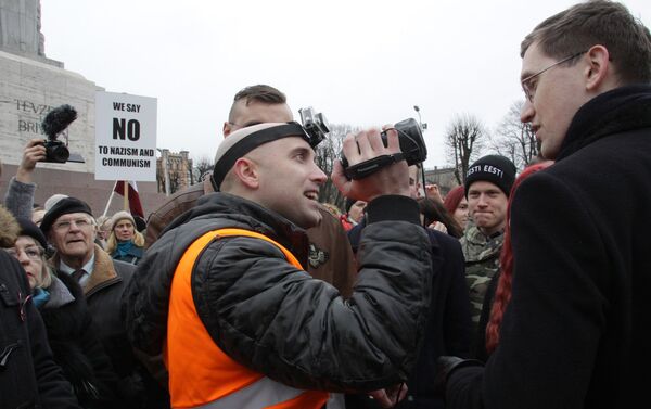 Britu žurnālistam un blogeram Greiemam Filipsam pastrādāt neizdevās – viņš tika nogādāts policijas iecirknī - Sputnik Latvija