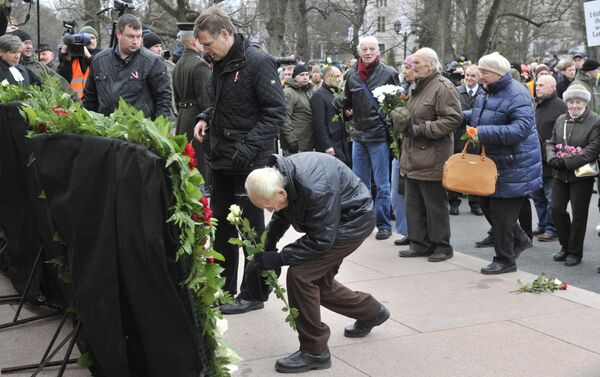Gājiena laikā pie Brīvības pieminekļa tika nolikti ziedi un vainagi - Sputnik Latvija