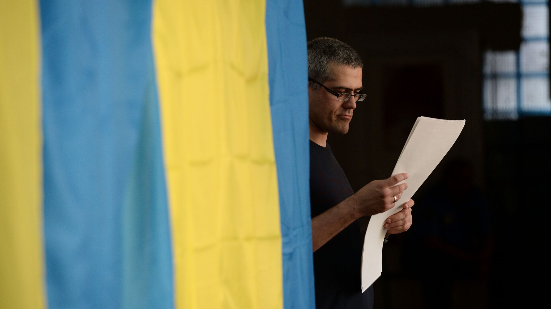 Избиратель во время голосования на выборах в Киеве - Sputnik Латвия, 1920, 24.08.2021