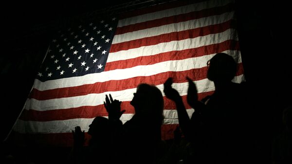 Люди на фоне американского флага - Sputnik Латвия