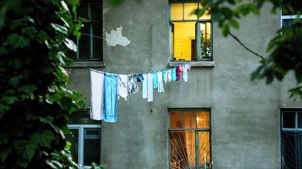 Белье, сохнущее во дворе жилого дома - Sputnik Latvija