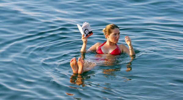 Женщина читает книгу во время купания в Мертвом море, Иордания - Sputnik Латвия