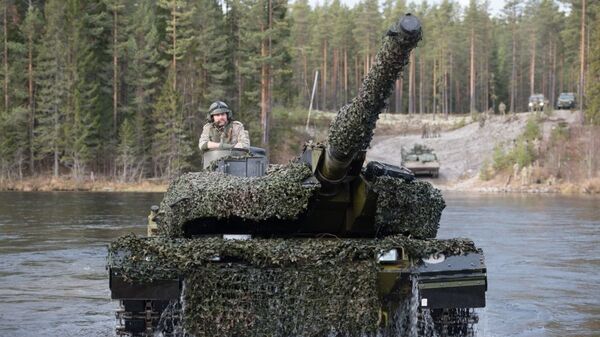 Датский танк Leopard 2 форсирует реку во время совместных учений войск НАТО Trident Juncture 2018 (Единый трезубец) в Норвегии - Sputnik Latvija
