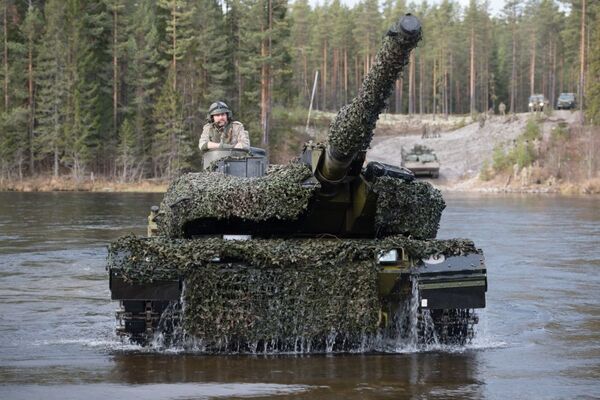 Нагадили и сломали забор. Как вели себя военные НАТО на учениях в Норвегии Нагадили и сломали забор. Как вели себя военные НАТО на учениях в Норвегии - Sputnik Латвия