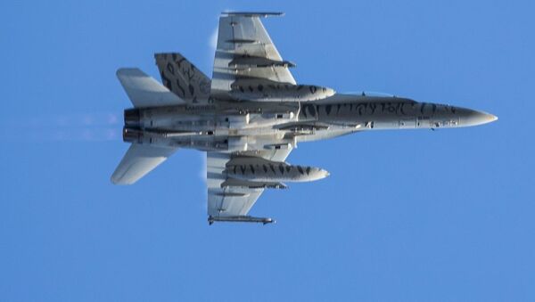 Американский истребитель F-18 во время совместных учений войск НАТО Trident Juncture 2018 (Единый трезубец) в Норвегии - Sputnik Latvija