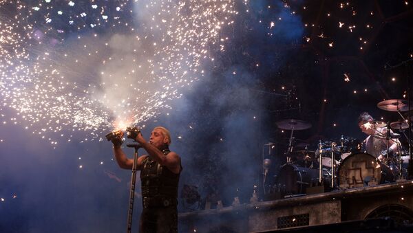 Солист немецкой группы Rammstein Тиль Линдеманн выступает на фестивале Рок над Волгой у поселка Петра-Дубрава Самарской области. - Sputnik Латвия