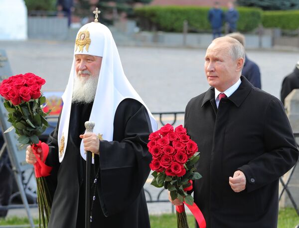 Президент РФ В. Путин возложил цветы к памятнику К. Минину и Д. Пожарскому - Sputnik Латвия