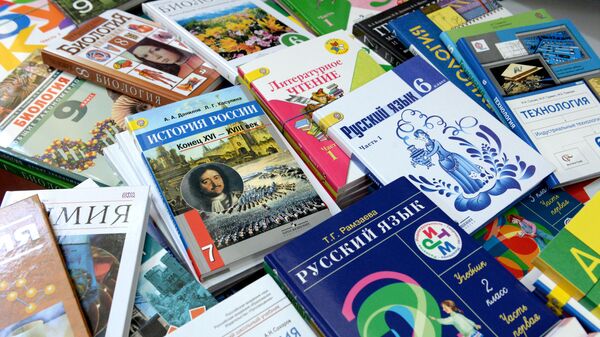 Учебники для русскоязычных школ в Российско-Таджикском Славянском университете - Sputnik Латвия