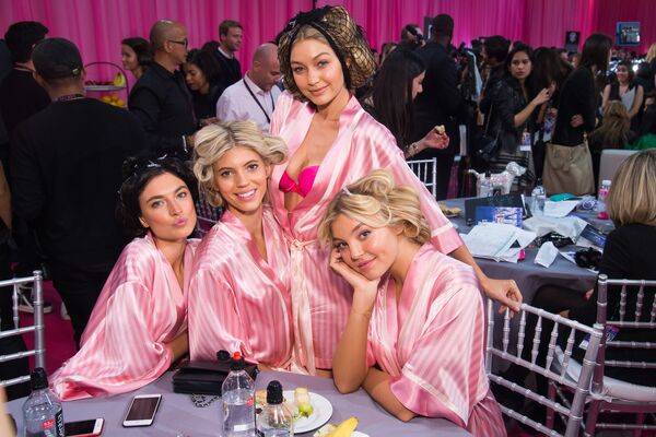 Модели за кулисами перед началом шоу Victoria's Secret в Нью-Йорке Модели за кулисами перед началом шоу Victoria's Secret в Нью-Йорке - Sputnik Латвия