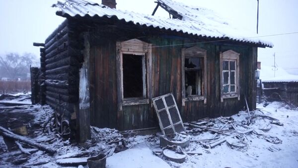 Кадры с места пожара в Кемеровской области, где погибли дети - Sputnik Латвия