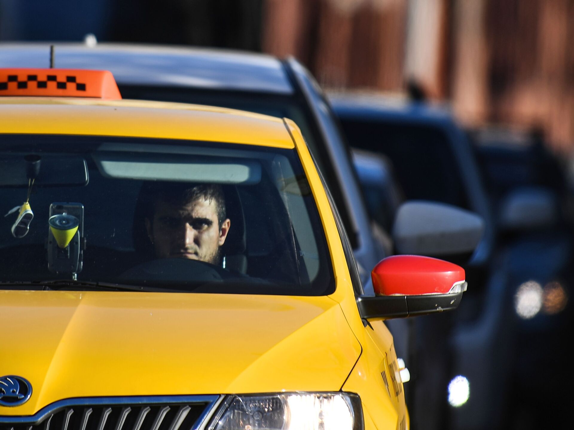 Версия водителя такси. Водитель такси. Такси фото. Таксист. Водитель такси фото.