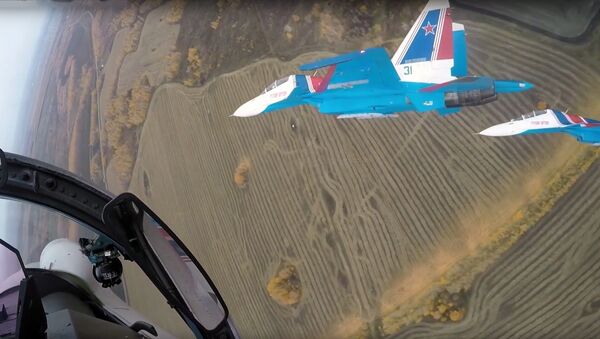 Пилот Русских витязей делает бочку - видео из кабины истребителя - Sputnik Latvija