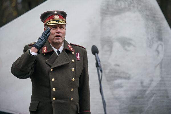 Леонид Калниньш у памятника Оскарсу Калпаксу - Sputnik Латвия