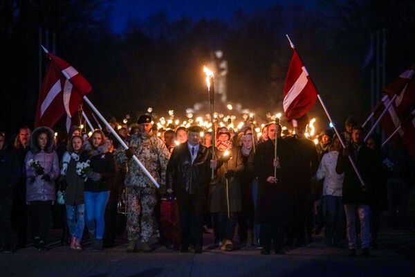 Факельное шествие в Риге - Sputnik Латвия