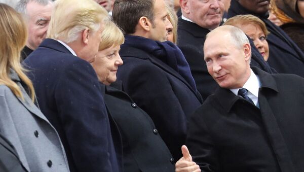 Krievijas prezidents Vladimirs Putins sarunājas ar Vācijas kancleri Angelu Merkeli un ASV prezidentu Donaldu Trampu Parīzē - Sputnik Latvija