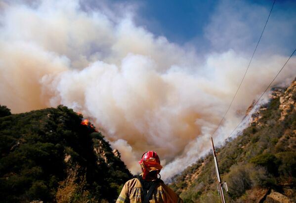 Пожарные сражаются с огнем в Малибу, Калифорния, США - Sputnik Латвия