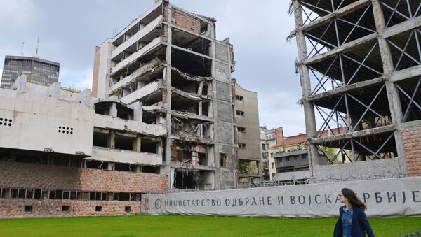 Бывшее здание Министерства обороны, разрушенное после бомбардировки НАТО 1999 года в Белграде - Sputnik Latvija