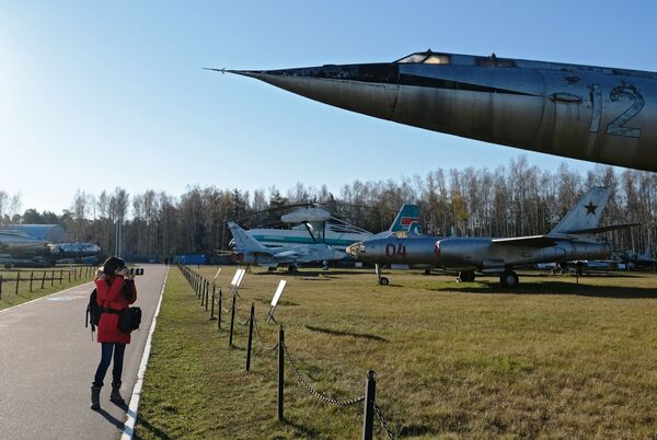Девушка фотографирует самолет в музее ВВС РФ в Монино - Sputnik Латвия