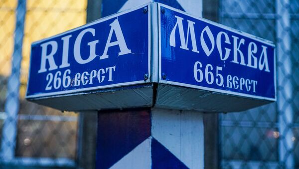 Расстояние от Пскова до Риги и до Москвы. Пограничный столб возле здания почты - Sputnik Latvija